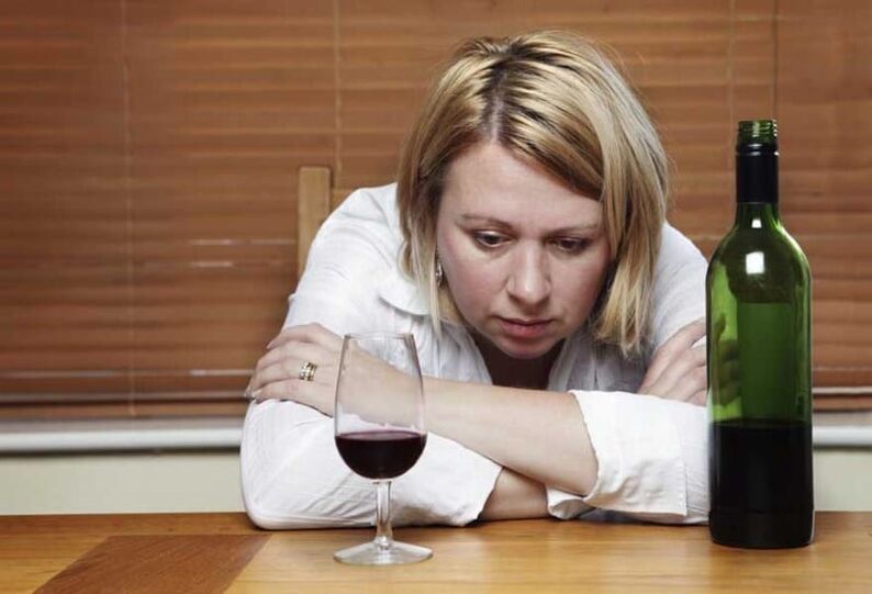 woman drinking how to quit